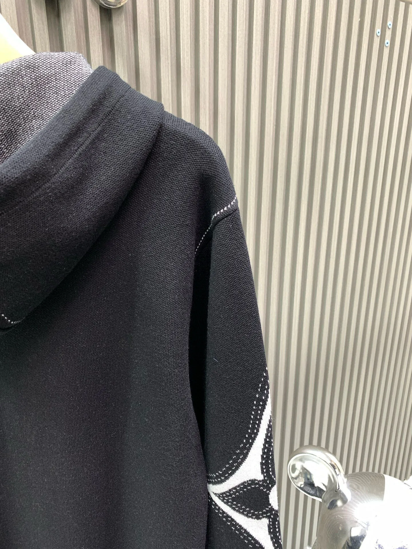 🅿️560 🀄️ Louis Vuitton Louis Vuitton lv intarsia pattern knitted zipper hoodie jacket. It is fashionable and practical and enhances the identity. The trend of low-key luxury, regardless of the occasion and age. Casual fashionable age-reducing artifact, fully showing the charm of fashion and luxury. Fiber cotton yarn texture, made of Stoll CNC fine knitting. It is delicate and soft and has good warmth. It is not tight at all when worn next to the body. Suitable to be worn alone or as an inner layer. The monogram intarsia flower pattern with needlework stitches exudes charming fashion charm. The black and white color matching reflects the perfect contrasting design. It is avant-garde and full of trendy beauty. The overall beauty is unquestionable. The inscribed zipper placket and dotted line design create an open-line look. The edges of the ribbed cuffs and hem are neat and detailed. Many details of the design will be visible at a glance. Can be worn with couples in the same style for both men and women.